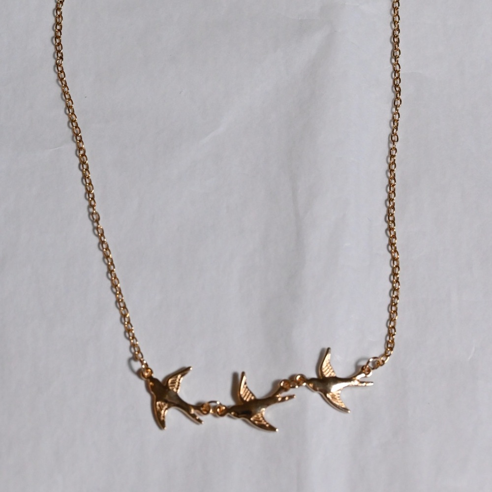Elegant Gold Bird Necklace Great gift nature lover Perfect length New 3 birds